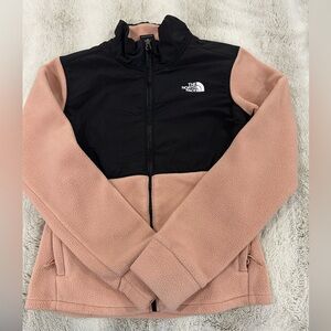 Gently used North Face Fleece Jacket, woman size XS. In good condition!